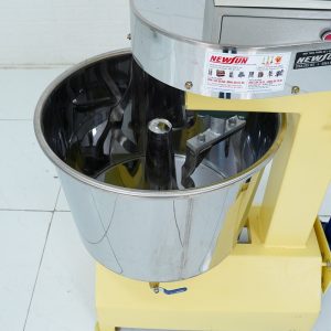 may tron bot mi khung sat phun son ava5