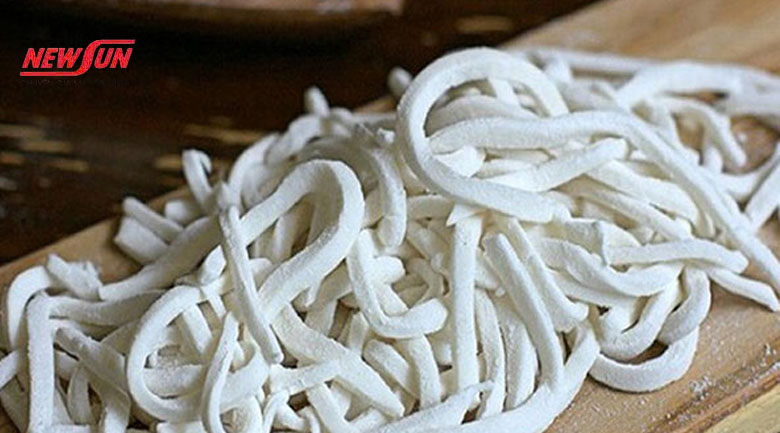 Hướng dẫn cách trộn bột mì làm bánh canh dai ngon, đậm đà cách trộn bột mì làm bánh canh, cắt sợi