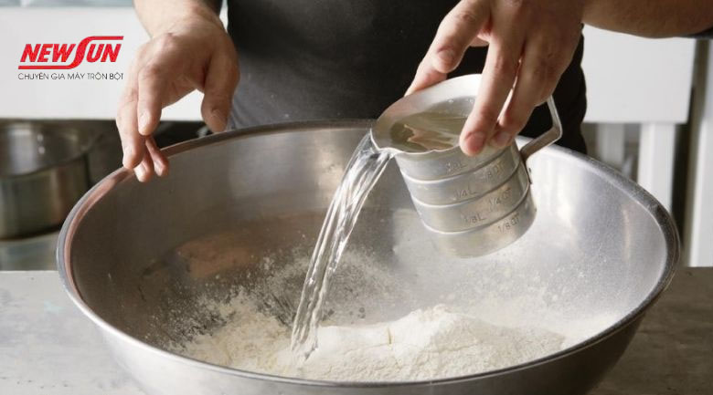 Nên trộn bột mì bằng nước nóng hay lạnh khi làm bánh? nên trộn bột mì bằng nước nóng hay lạnh nhược điểm