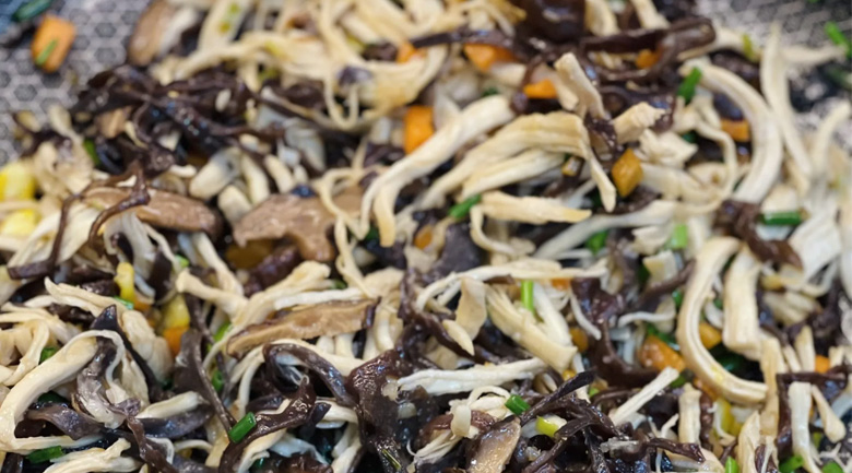 bánh bao gạo lứt gà nấm, xào nhân