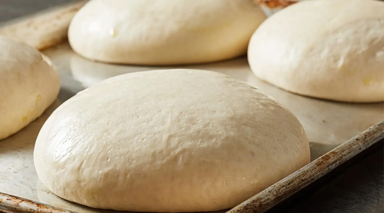 làm đế bánh pizza bằng máy trộn bột, chia bột