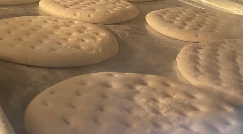 làm đế bánh pizza bằng máy trộn bột, nướng