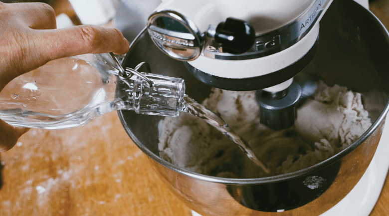 làm đế bánh pizza bằng máy trộn bột, thêm dầu nước