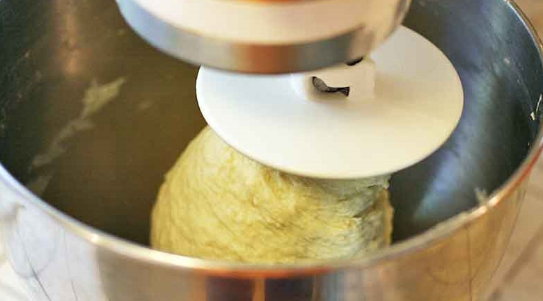 làm đế bánh pizza bằng máy trộn bột, trộn bột