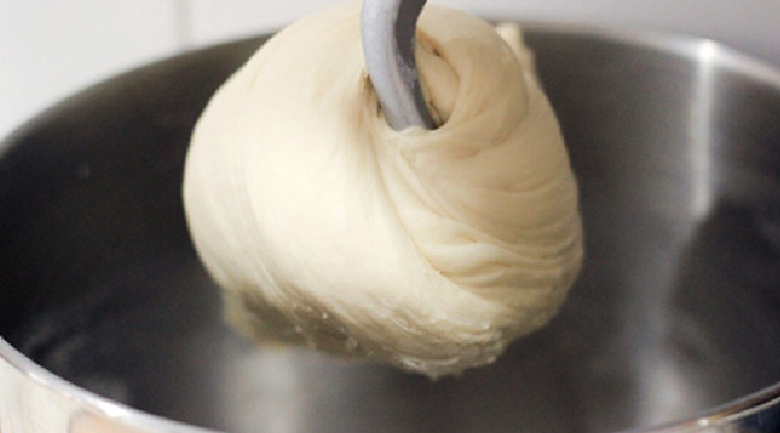 Hướng dẫn 5 bước làm bánh bao nhân lạp xưởng tại nhà bánh bao nhân lạp xưởng, trộn bột