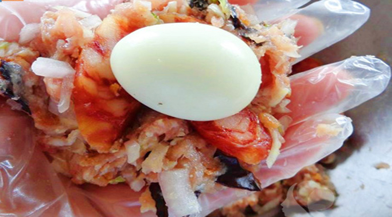 Hướng dẫn 5 bước làm bánh bao nhân lạp xưởng tại nhà bánh bao nhân lạp xưởng, trộn nhân